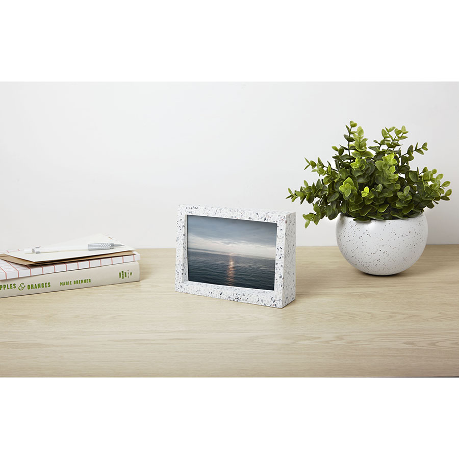 Umbra Фоторамка для фотографій 10 х 15 см Edge terrazzo | https://grandposuda.com.ua