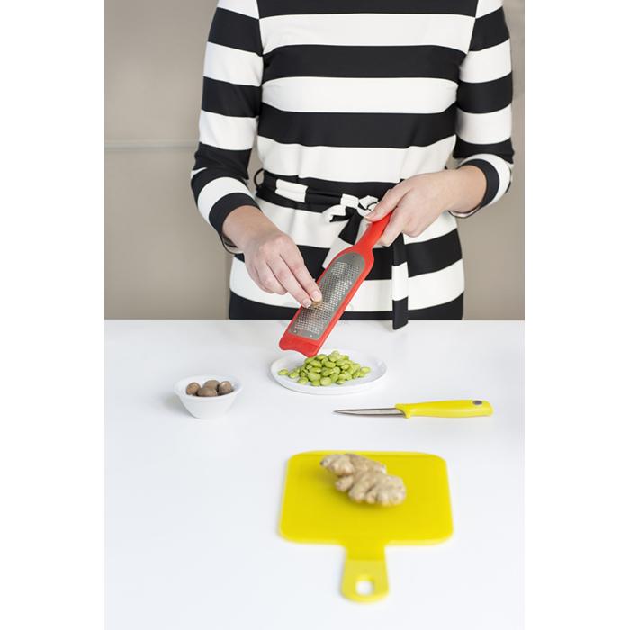 Brabantia Терка мелкая 30 см красная Tasty Colours | https://grandposuda.com.ua