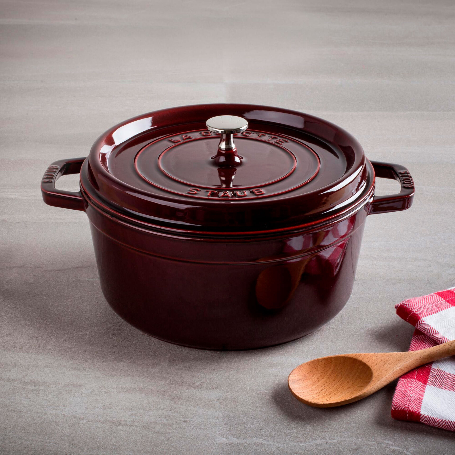 Staub Кокот круглий 20 см, гранатовий | https://grandposuda.com.ua