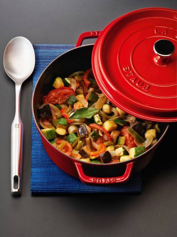 Staub Кокот круглий 22 см, вишневий | https://grandposuda.com.ua