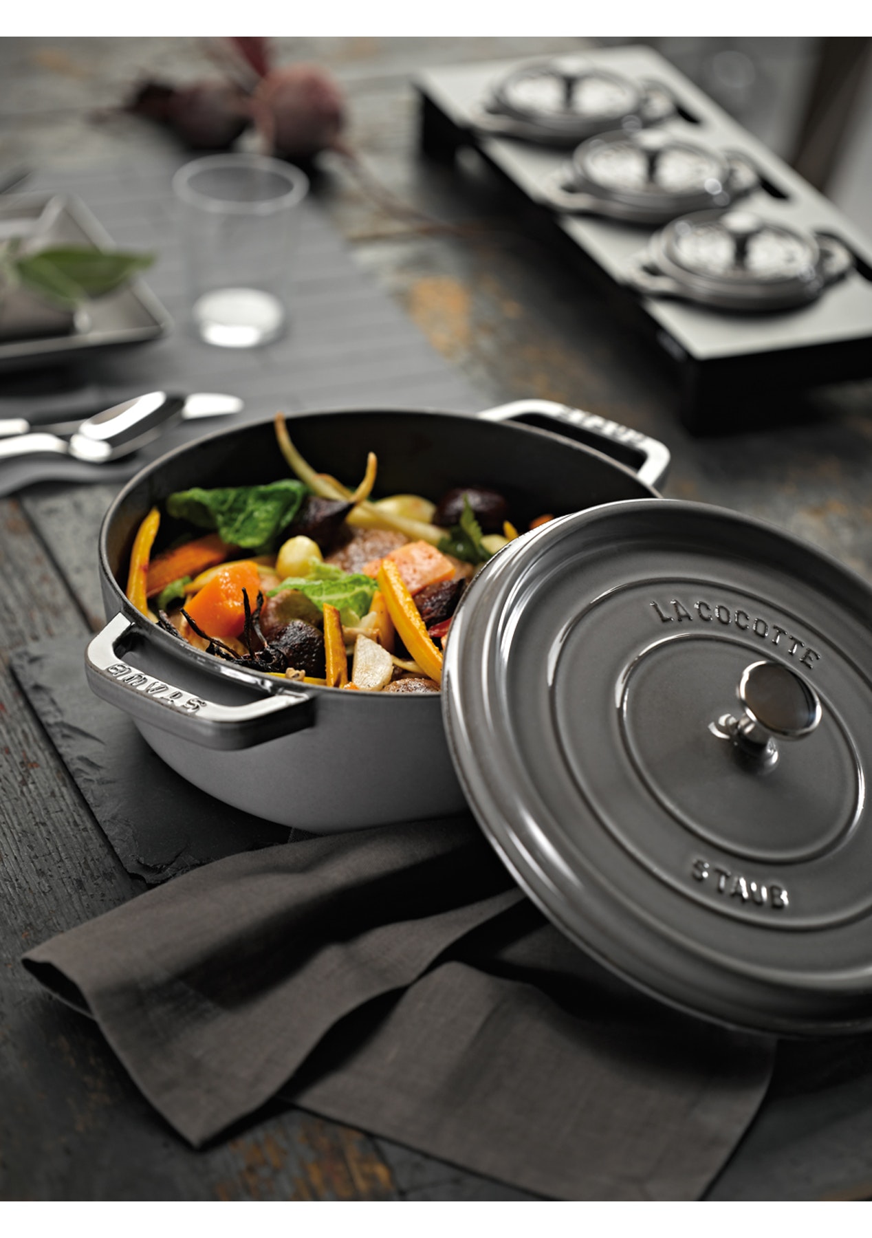 Staub Кокот круглий 28 см, сірий графіт | https://grandposuda.com.ua