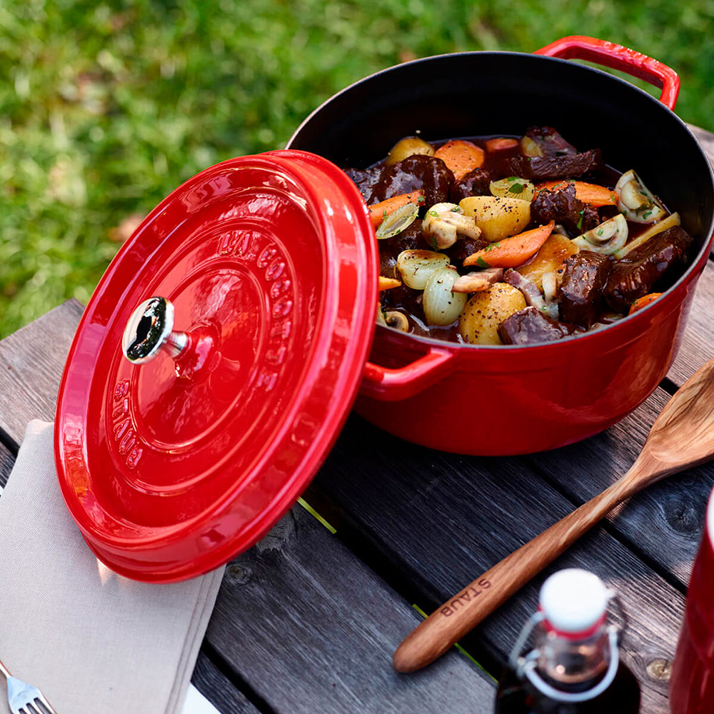 Staub Кокот круглый, 30 см, вишневый | https://grandposuda.com.ua