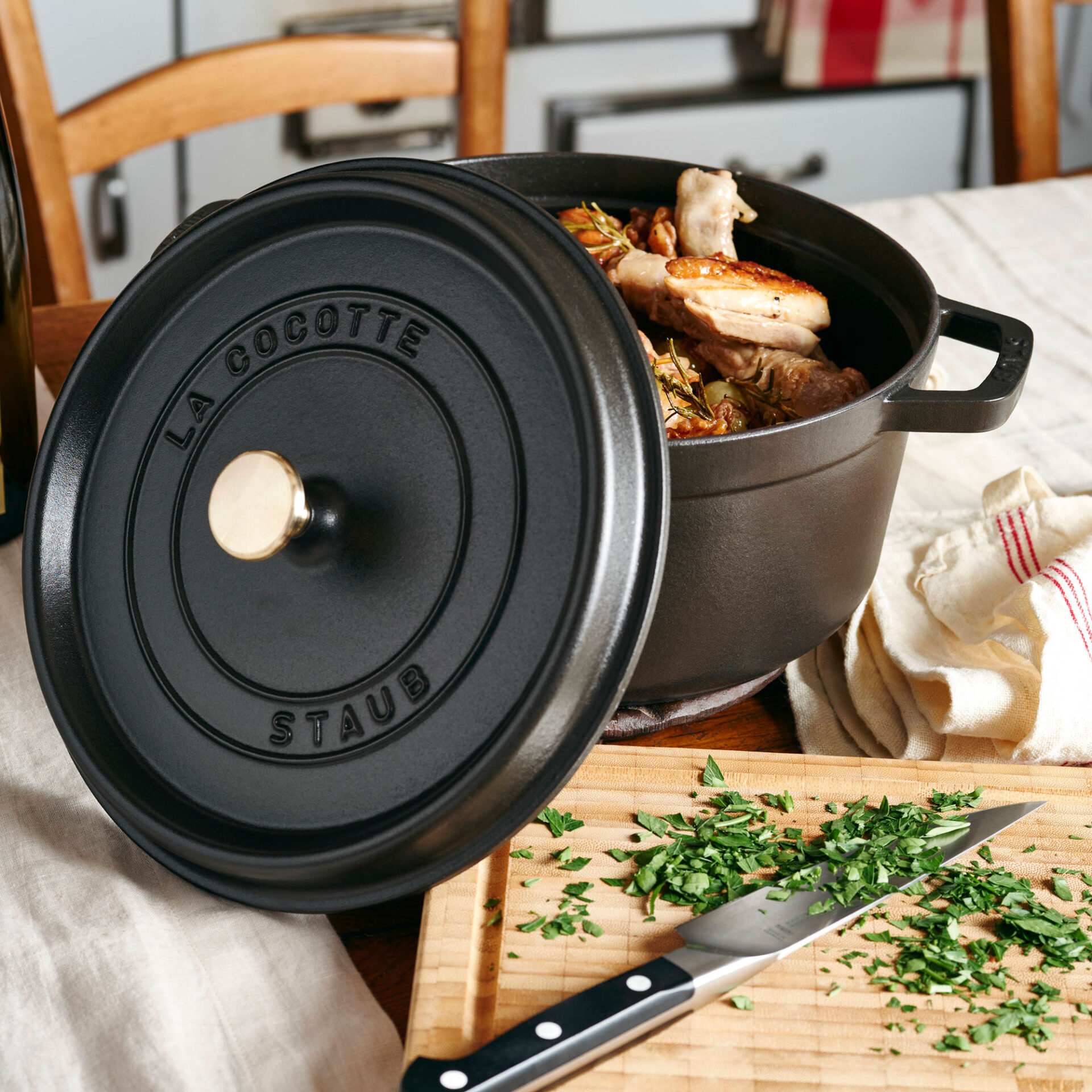 Staub Кокот круглий 30 см, чорний | https://grandposuda.com.ua
