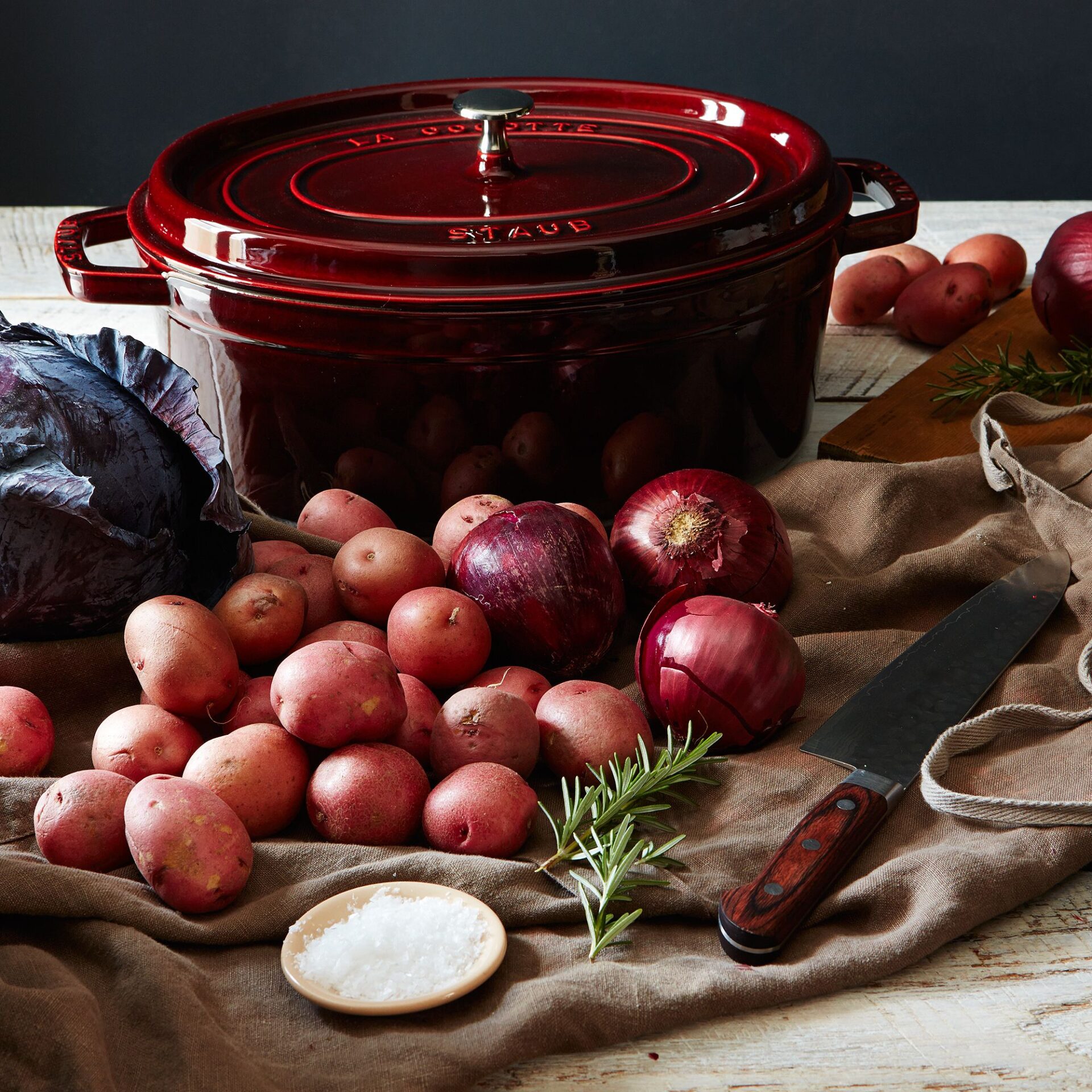 Staub Кокот овальный 31 см, вишневый | https://grandposuda.com.ua