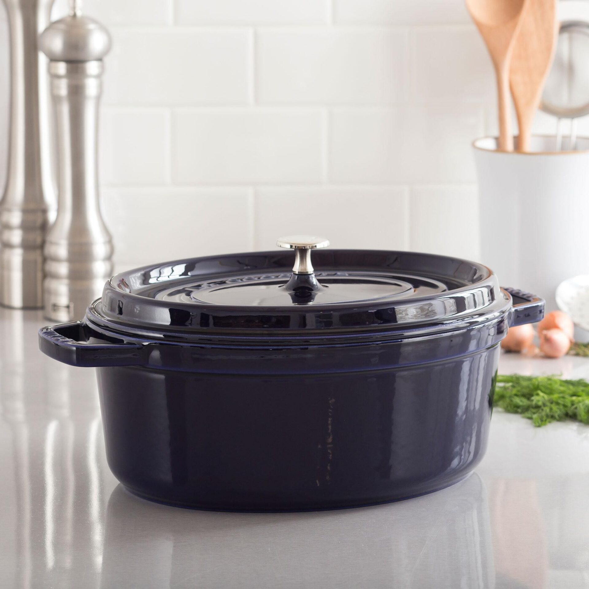 Staub Кокот овальний 31 см, темно-синій | https://grandposuda.com.ua