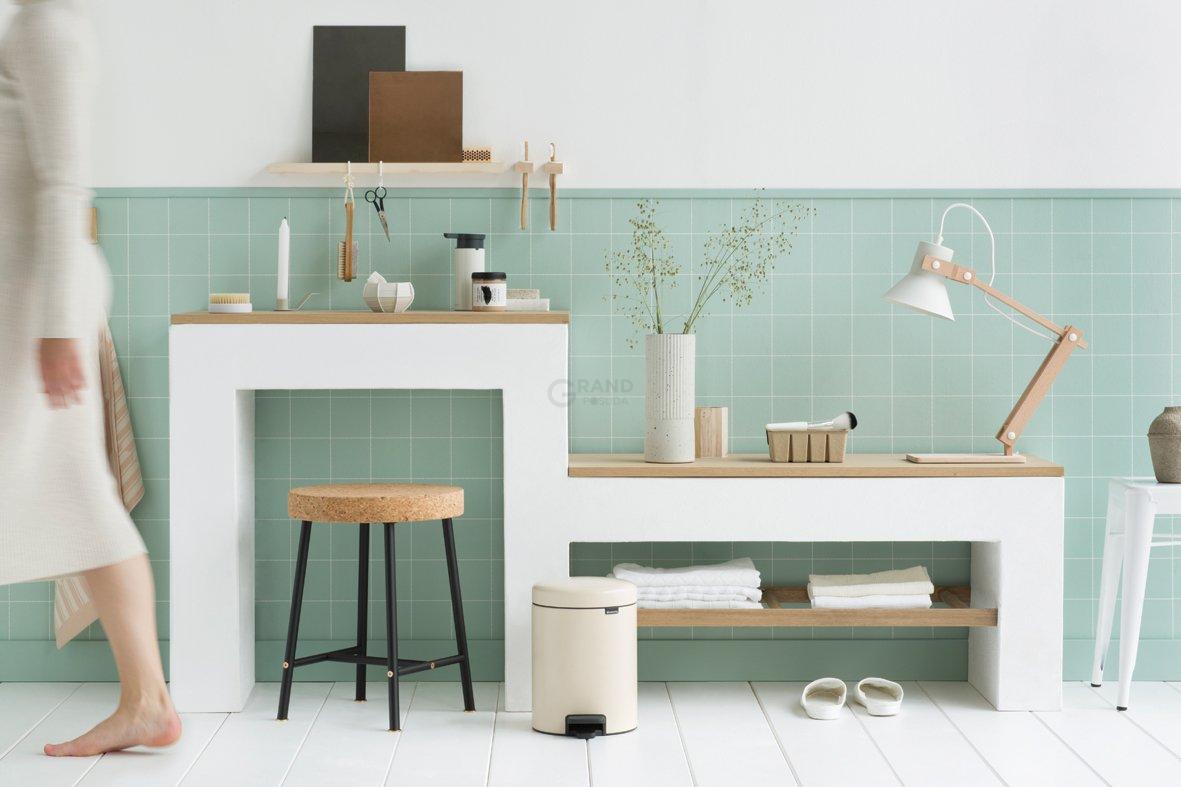 Brabantia Сміттєвий бак з педаллю 5 л безшумний мигдальний NewIcon | https://grandposuda.com.ua