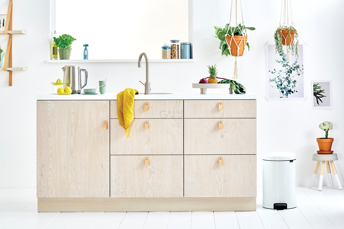 Brabantia Сміттєвий бак з педаллю 20 л безшумний з металевим внутрішнім відром білий NewIcon | https://grandposuda.com.ua