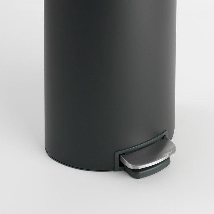 Brabantia Мусорный бак с педалью 30 л, бесшумный минерально-графитовый Flatback+ | https://grandposuda.com.ua