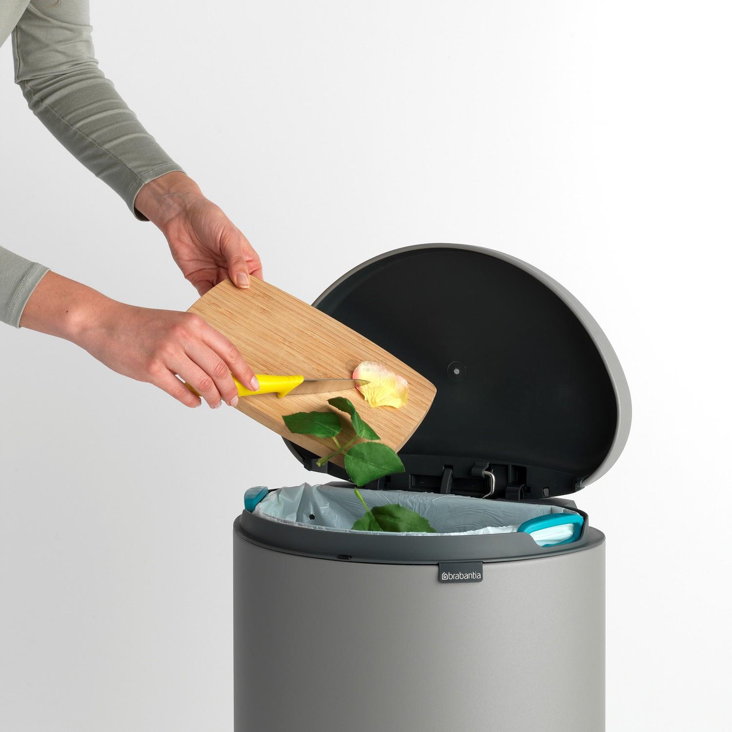 Brabantia Сміттєвий бак з педаллю 30 л, безшумний мінерально-сірий Flatback + | https://grandposuda.com.ua