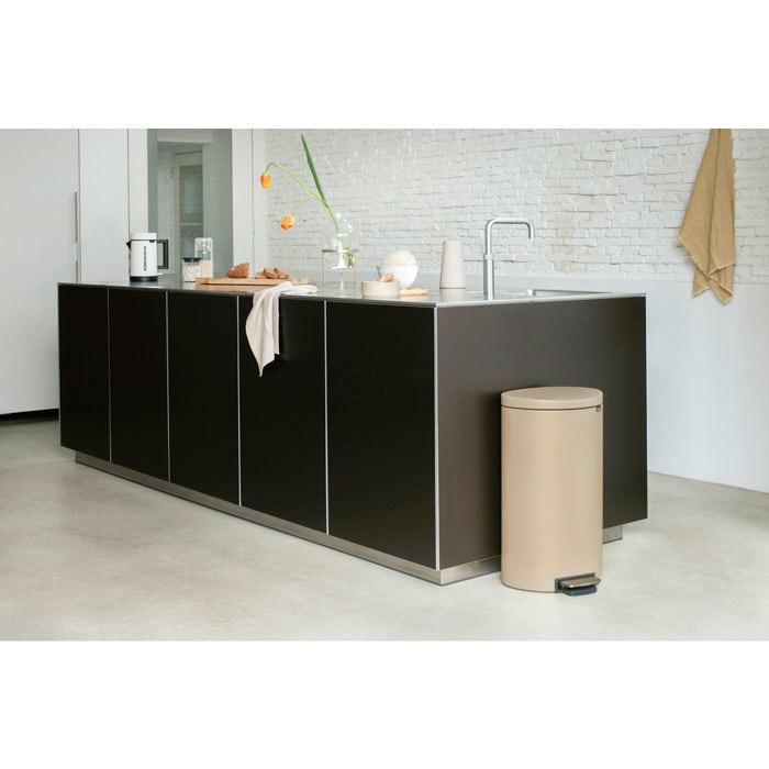 Brabantia Мусорный бак с педалью 30 л, бесшумный минерально-золотой Flatback+ | https://grandposuda.com.ua