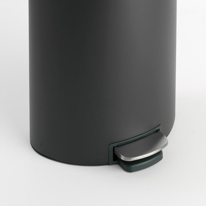 Brabantia Мусорный бак с педалью 40 л, бесшумный минерально-графитовый Flatback+ | https://grandposuda.com.ua
