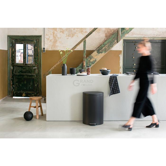 Brabantia Мусорный бак с педалью 40 л, бесшумный минерально-графитовый Flatback+ | https://grandposuda.com.ua