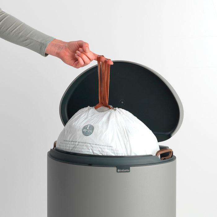 Brabantia Сміттєвий бак з педаллю 40 л, безшумний мінерально-сірий Flatback + | https://grandposuda.com.ua