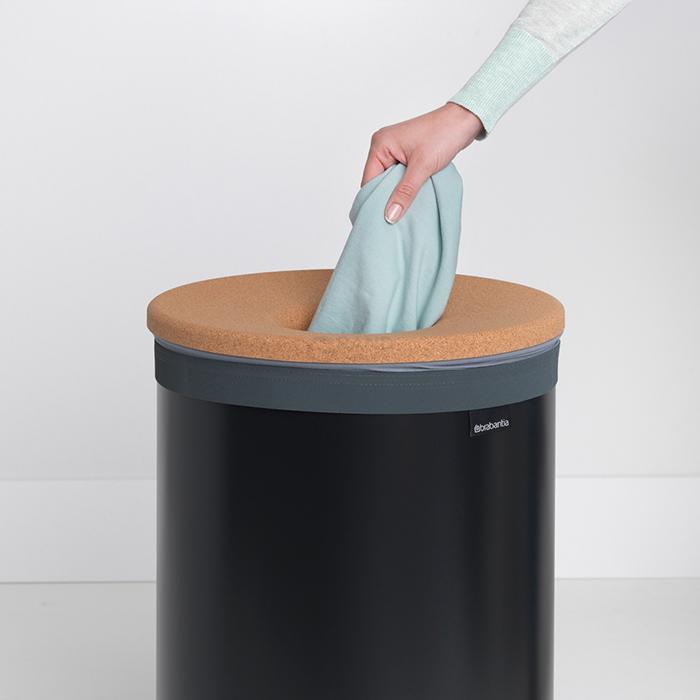 Brabantia Бак для белья (60л) черный с пробковой крышкой | https://grandposuda.com.ua