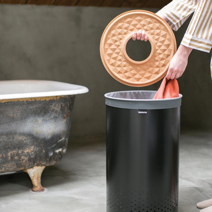 Brabantia Бак для белья (60л) черный с пробковой крышкой | https://grandposuda.com.ua