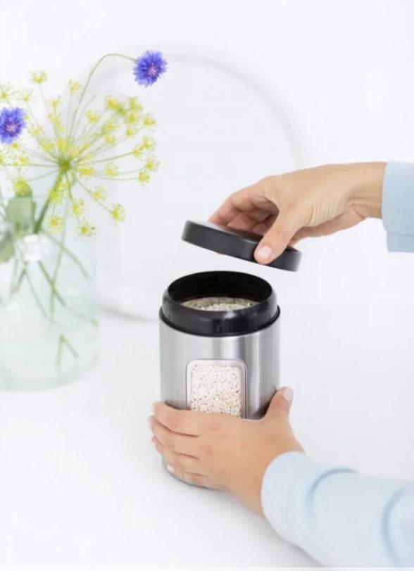 Brabantia Ємність для зберігання сипучих продуктів з вікном 1,4 л глянсова сталева з чорною кришкою | https://grandposuda.com.ua