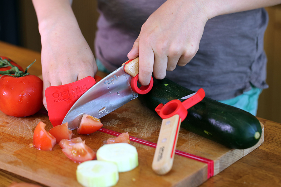 Opinel Кухонний ніж та захист для пальців 4,41х0,76х1,69 см червоні Le petit chef | https://grandposuda.com.ua
