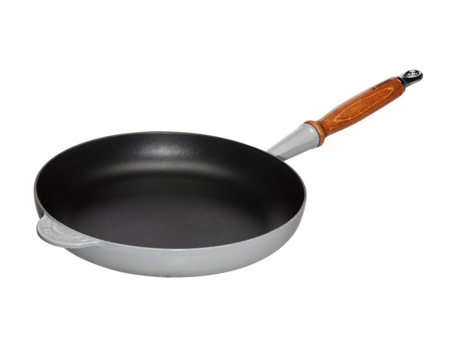 Le Creuset Сковорода 28 см с деревянной ручкой, Perlgrau Le Creuset Сковорода 28 см с деревянной ручкой, Perlgrau | https://grandposuda.com.ua
