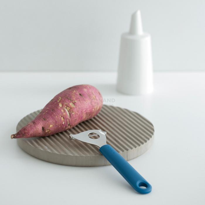 Brabantia Нож для чистки Т-образной формы 19 см синий Tasty Colours | https://grandposuda.com.ua