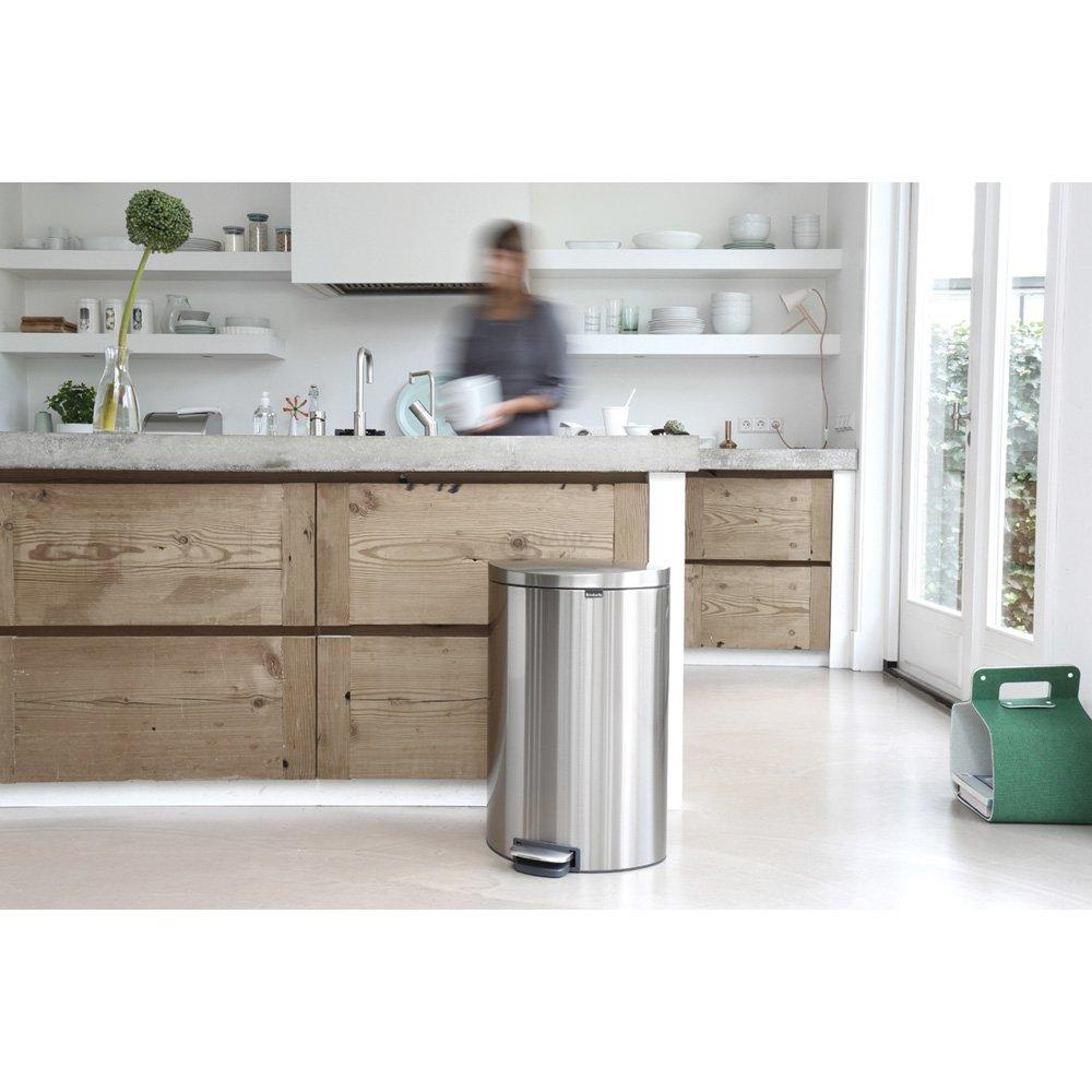 Brabantia Мусорный бак с педалью 40 л бесшумный матовая сталь с защитой от отпечатков пальцев Flatback+ | https://grandposuda.com.ua