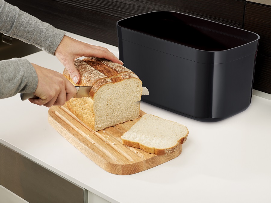 Joseph Joseph Хлебница пластиковая с разделочной доской из бамбука чёрная Bread Bin | https://grandposuda.com.ua